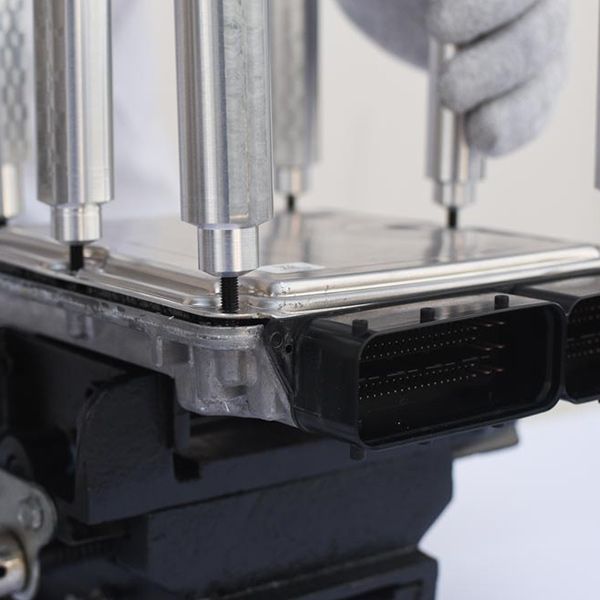 Mounting plate used with cover extractor tool for safely opening BOSCH ECUs without damaging the lid or components