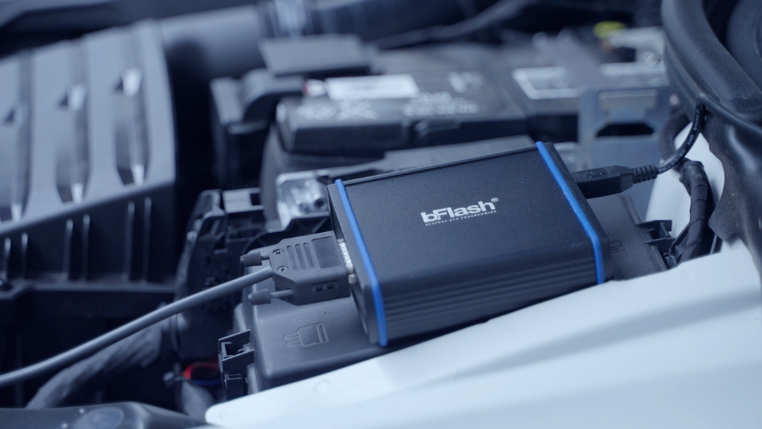 B-Flash Master Tool connected to laptop during active ECU read session

